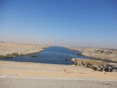 アスワンハイダム

エジプト革命を成功させたナセルが、工業化の電源確保のためナイル上流に建設を計画したダム。
その建設費用を得るためスエズ運河国有化に踏み切り、第２次中東戦争の要因となった。

第一次中東戦争で敗れたエジプトにおいて、エジプト革命を成功させて権力を握ったナセル政権のもとで計画されたナイル川の上流でのダム建設。

 ナセルは、農業近代化と耕地拡大のための灌漑用水確保、また工業化のための電源確保のためにナイル川上流へのダム建設を計画した。
１９５４年に建設が決定され、当初はアメリカも資金を援助する予定であったが、アメリアのイスラエルへの武器援助に対抗してナセルがソ連から武器を輸入するなど、ソ連寄りの姿勢を見せたので、アメリカがダム建設費用の援助を拒否した。
ナセルはその建設費用をスエズ運河国有化によって得ようとして、英仏およびイスラエルとのスエズ戦争（第２次中東戦争）となった。
戦後の５８年にソ連が援助を開始、１９６０年に工事を開始し、７０年に完成した。
ナイル川中流に出現した人造湖はナセル湖と名付けられた。