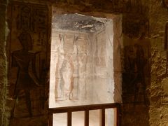 アブジンベル小神殿
大神殿から北に100m離れたところに小神殿がある。
最愛の妻ネフェルタリ王妃と現地の地方神ハトホル女神にささげられたもの。
２人のラムセス像の間にネフェルタリ王妃像が挟まれて２セット、左右対称に造られている。
 正面の奉納碑文には、偉大なるラムセスⅡ世がネフェルタリ王妃のためにこの岩窟神殿を造った・・・・永遠に彼女のために朝日が昇る、と書いてある。
ネフェルタリは幸せだったかどうかはわからないが、ラムセスⅡ世の彼女への愛は形になって、3500年たった今も残っている。

ネフェルタリ王妃は、左手に打楽器を持っている。
ネフェルタリとは古代エジプト語で「最も美しい女性」を意味し、「偉大なる王妃」「王の母」「上下エジプト２国の女王」などの称号で呼ばれている。

