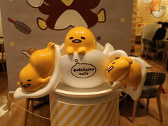 抹茶ティラミスを堪能した後は、友人のリクエストでこちらのお店へ。
ぐでたまカフェにどうしても行きたかったようです。

わたしは、ぐでたまって何？って感じだったけれど。

