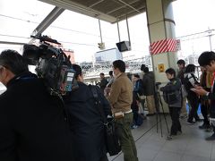 長野に到着しました。ホームには撮影者の他、最終運行でもないのに地元テレビ局のスタッフがいたので、このE2系がいかに愛されてきたか、感じられます。