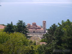 要塞から遠くに見える聖パンテレイモン修道院