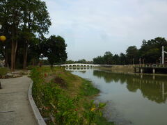 お店の目の前にある金獅湖に架かる橋