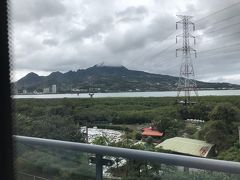 紅樹林駅を出発、すぐに「東方のベニス」と称される淡水河が...