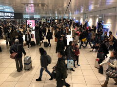 正月休み初日です。東京駅は帰省客で大混雑です。
