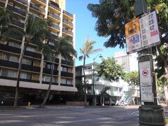 ハワイ・ワイキキ「Kuhio Ave + Kaiulani Ave」のバス停の写真。

2,8,13,19,20,22,23,42,98A番のバスが停まります。

『アクア バンブー ワイキキ ホテル』を渡った場所にあります。