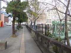 1月４日。１１時前。
長崎電鉄（長崎電気軌道）の路面電車を出島停留所で降りて中島川沿いに河口の海に向かって歩きます。