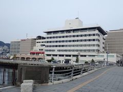 出島電停から数分も歩くと長崎港フェリーターミナルのあるベイサイドエリアに着きます。