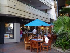 ハワイ・ワイキキ『Hyatt Regency Waikiki Beach Resort & Spa』
1F

2014年5月15日にオープンした【Kai Coffee（カイコーヒー）】の
写真。

こちらもにぎわっていますね。

https://kaicoffeehawaii.com/
