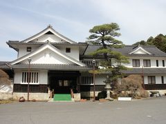 お城を模した造り
岩村城跡登り口にあります