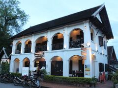 【夕暮れ時の旧市街】3 Nagas Luang Prabang

コロニアル様式のホテル　その別館
こんど来たら、こんなところにも泊まってみたいです

