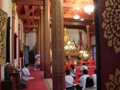 【夕暮れ時の旧市街】Vat Nong Sikhounmuang

読経が響く、観光地でもないローカルな寺院
何とも言えない神聖な気持ちになります