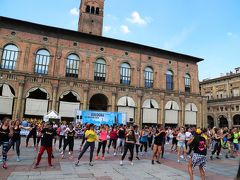 マッジョーレ広場（Piazza Maggiore） では地元の人たちのイベント。