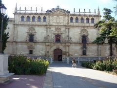 　広場の横にサン・イルデフォンソ学院があります。１４９９年にシスネロス枢機卿によって創設された旧大学の建物です。