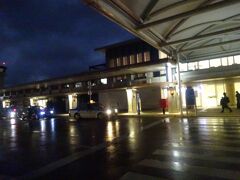 夜の新石垣空港の外観です。