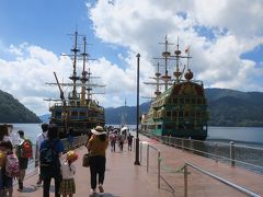 海賊船に乗って箱根町まで行きます。