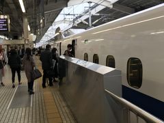 京都駅７時４３分発、１０時２３分博多着の「のぞみ９７号」で博多に向け出発。
席は２列シートの前後で４席だけ。
下の孫がぐずるので、気の毒に、かなり長時間娘婿が立ったままあやしていた。

嵐ファンの娘が、コンサート情報を入手し、東京公演と博多での公演を申し込み、博多だけが当たったが、その時点でホテル探しをしたので、福岡市内のホテルはどこもかしこも満員で、かろうじて予約が取れたのが、博多駅から相当離れた海ノ中道にあるリゾートホテル、『ザ・ルイガンズ スパ＆リゾート』というホテル。