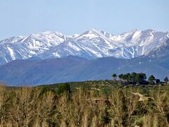 スペインからフランスへ・・

スペイン側の国境近くの町ラ・ジュンケラから見たピレネー山脈・・