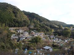 鬼ゲ城の近くにある波田須（はだす）という山里。
商店などもなく、山に家がへばりつくように建てられています。