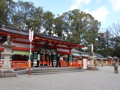 和歌山県新宮市に入り、まずは熊野速玉神社へ。
熊野三山の１つ、世界遺産。
日本神話の最初の神様、イザナギ神、イザナミ神を祀っています。
真っ赤な社殿が印象的です。

もともと近隣の神倉山から第１２代天皇・景行天皇がここに移転して、「新宮」と呼ばれるようになったそうです。
