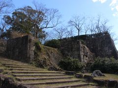 近くにある新宮城跡。
天守閣は現存していませんが、大規模な石垣は健在です。
徳川御三家の１つ・紀州徳川家（徳川吉宗は紀州藩主から八代将軍になりました）の家老・水野家の居城だったところです。

あまり有名なお城ではありませんが、思った以上に立派な城跡でした。