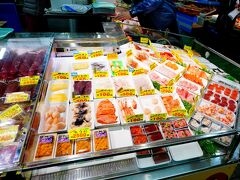 思いのほか足下の悪い道をテケテケペンギン歩きをしながら釧路和商市場へ。