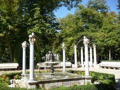 　庭園は多くの像や泉で飾られていました。