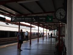 「Renfe　ロンダ鉄道駅」

16：30、遅延なくロンダへ到着。

今朝はモロッコのタンジェにいたのだ。
長旅だったねー。
お疲れさま～。


