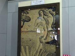 関西空港駅に到着です！
電車を降りると大きなアート作品が展示されていました。
使用済み切符を利用して作成されているそうす。駅構内には他にもいくつか、大きな作品が展示されていました。
