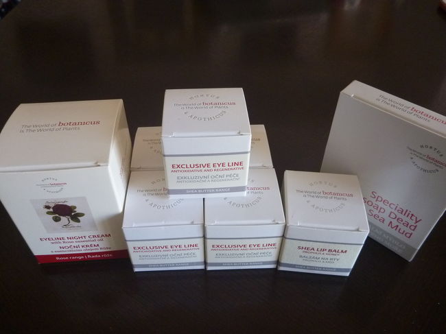 これがお買い物したもの。　自分用とお土産用いろいろです。<br /><br />お土産を入れる小さな袋も、入れてくれました。<br /><br />容器がガラスなので、帰りのスーツケースは結構重かったです( ；∀；)