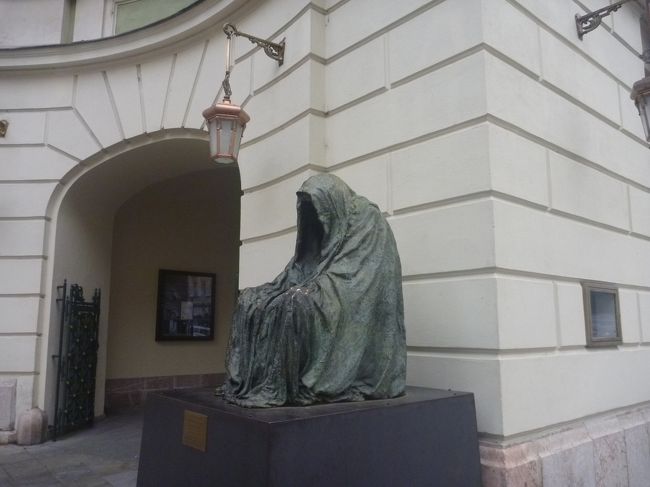 エステート劇場前にあった、ちょっと怖そうな像。<br /><br />オペラに興味のある方には有名で、素晴らしい劇場のようですが、あまり興味がないので。。。