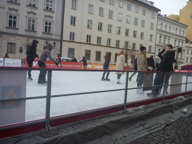 先に進んだら、えっ、こんなところにスケートリンクが！！<br /><br />