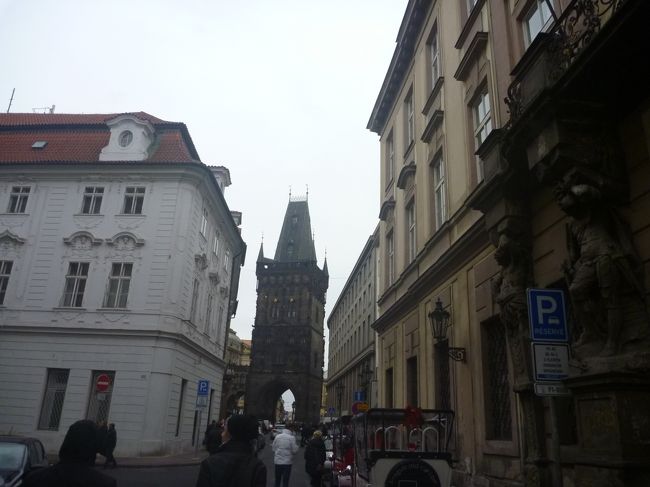 黒い聖母の家を通り過ぎたら、向うに火薬塔が見えてきました。