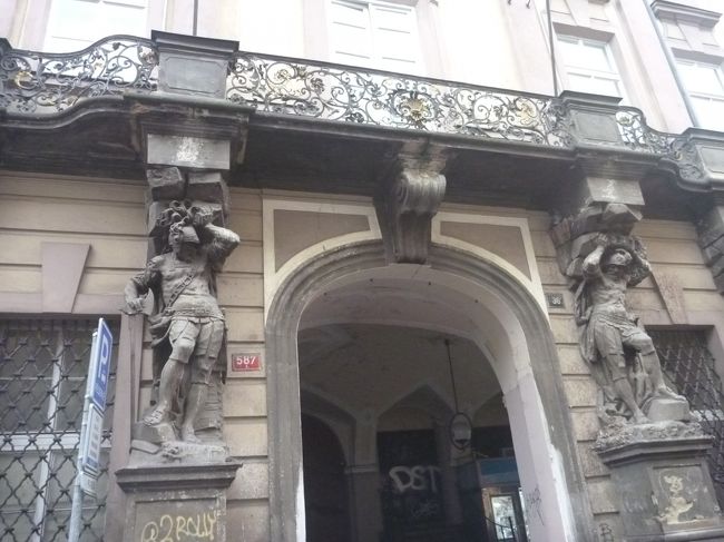 右手の建物の入り口が素晴らしい！！<br /><br />よいしょって柱を支えているような感じが面白い。