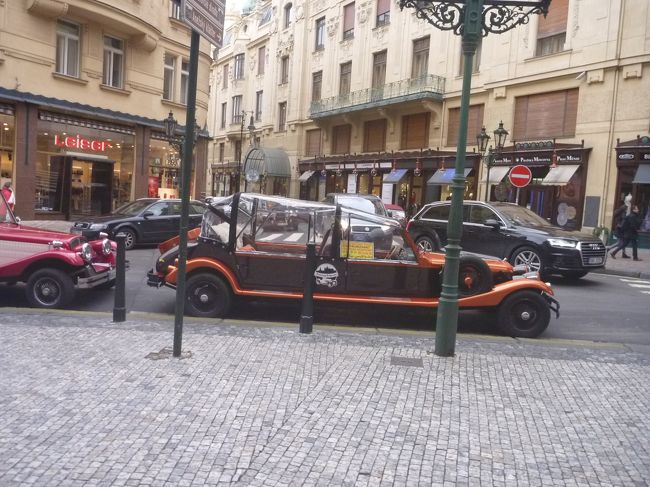 この辺には、クラッシックカーがいましたが、5月に来た時よりも台数が圧倒的に少ない。　寒くて乗る人いないんじゃないの～。