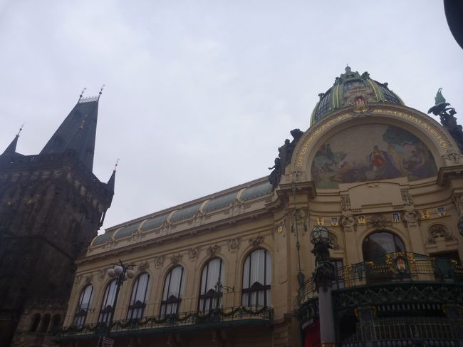 火薬塔と市民会館。　絵になりますね。