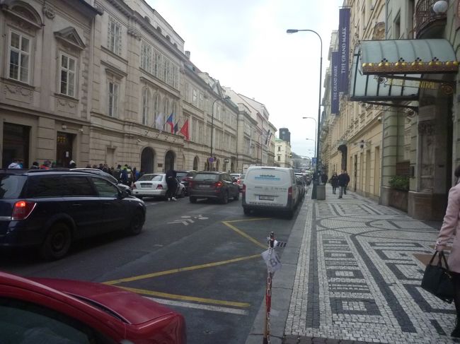 火薬塔の斜め前の、ビベルンスカー通りを進みます。<br /><br />飛び出す絵本がここにあるというネット情報を見て、プルヴェニー　ポセドミ「 Podzemni・ Antikvariat」という古本屋さんに行きます。