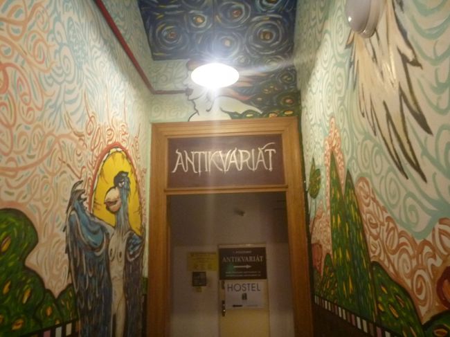 何度も行ったり来たりして、この辺を探し回って、やっと見つけた本屋さんの入り口。<br /><br />マップス・ミーに立てたピンは道からちょっとずれていて、ホントに探しずらかったです。