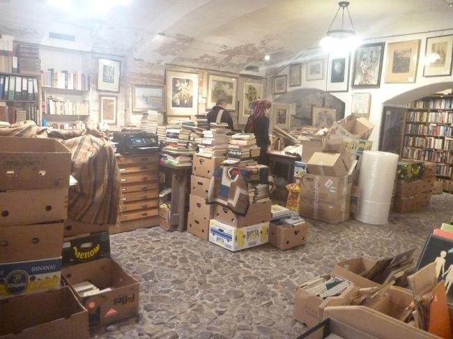 階段を降りて行ったら、雑然とした本屋さんで、今日の目的の「飛び出す絵本」を探します。