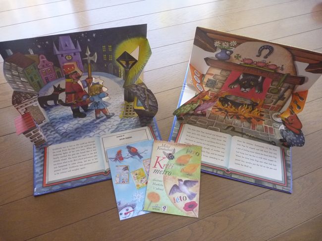 スタッフに聞いたほうが早かった。<br /><br />5冊あったんですが、友達は3冊、私は2冊買いました。　　本はイギリスの古本で英語で書かれていました。　古本ですが、状態は非常に綺麗で、嫌な臭いもなかったです。<br /><br />レジでお兄さんに、「全部買うからディスカウントして」と言ったら、けっこうおまけしてくれました。　ダメもとで言ってみるものです。(^▽^)/<br /><br />真ん中にあるカード2枚は、チェコ語で書いてあるので、何が書いてあるかはわからないのですが、絵が可愛い！！　サービスで頂きました。<br /><br />特に袋とかに入れてくれないので、ボタニクスの紙袋の中に入れられたので先にボタ二クスに行っておいてよかったです。