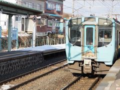 東北温泉
三沢への帰り道、乙供駅で下車して、東北温泉へ。東北町にあるからこの名前が付いている。たたずまいは普通の銭湯だが、北海道の十勝川温泉と同じく黒いお湯のモール温泉。太平洋側は温泉が少ないので、今回これが唯一の温泉となった。
写真は関係ないが、青い森鉄道新型車の703系。