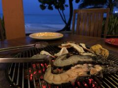 初日の夕飯は、雷雨の中でBBQ。サンセットを見ながらの予定が、雷を見ながらになってしまいました。グアムで雷は初めてかも。