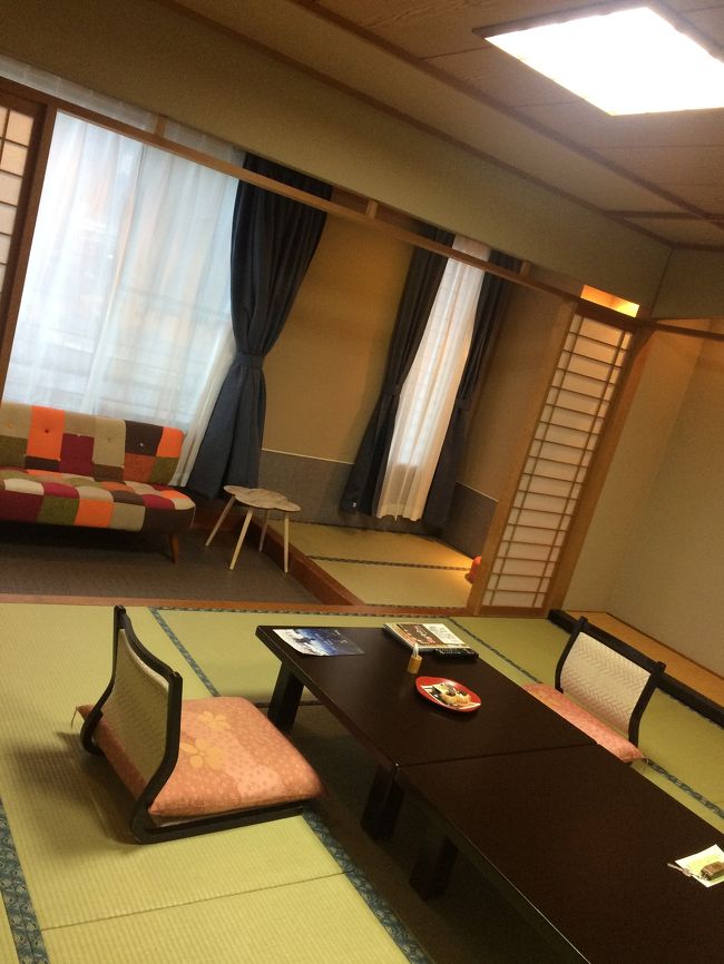 ２人で使うには贅沢すぎるくらいの広さ。<br />夕食までのんびりします。