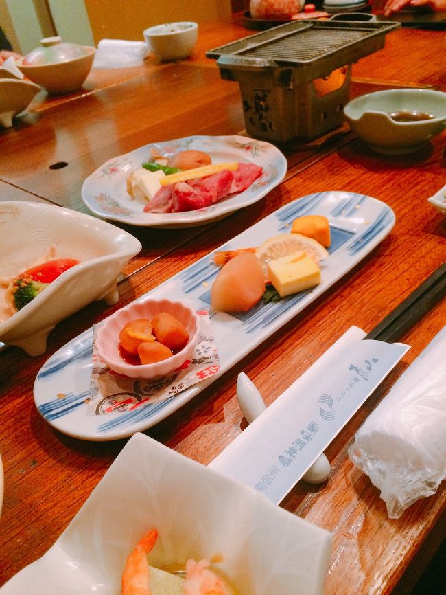 夕食はこんな感じです。<br />他にそば、茶碗蒸し、川魚、デザート、ごはん、味噌汁等出てくるので満腹。