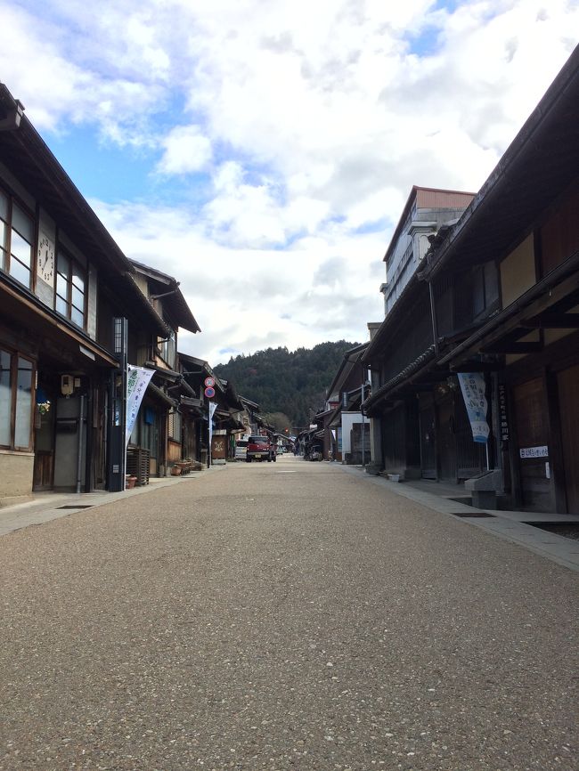 阿智村から車で40分。山を越え谷を越えて岐阜県岩村城下町へやってきました。<br />街並みが独特の風情。<br />昔にタイムスリップしたようなそんな感覚を味わいました。<br />電線がないと雰囲気もより素敵になるんだなー