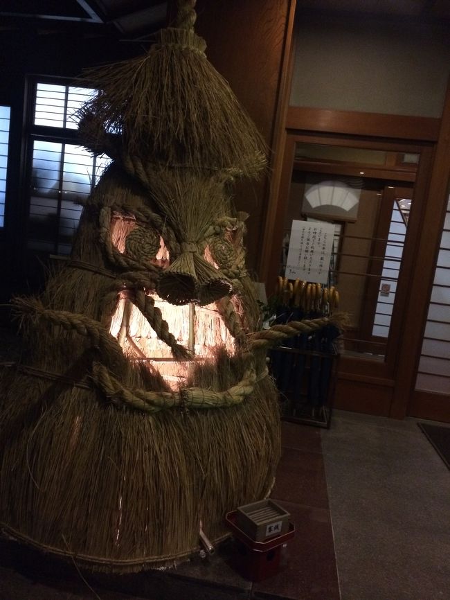 　宿の前に立つ大きな藁わら地蔵の湯屋守様というようです。これは、１２月から３月までの間、この地の守り神である湯屋権現様が温泉に入って休養される。その代わりに昼神温泉を守る。というストーリーに沿ったものとのこと。ちなみに、湯屋権現様と同じ昼神温泉のお湯につかることで、１年間の御利益が約束されるのだとか！<br />真冬の昼神温泉は、パワースポットでもありました。