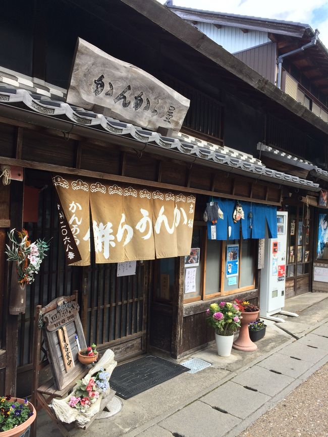 見どころスポットは数百メートルなので、寄り道しなければあっという間に見終わります。<br />今回残念だったのが、ほとんどのお店がお正月休みになっていたこと。<br />観光地だから開いてるだろうと思ったのが甘かったですw<br />こちらのカンカラ餅も営業中の看板に大喜びで入ったら地元の人たちが集まって餅付きの準備をしてました…。残念！