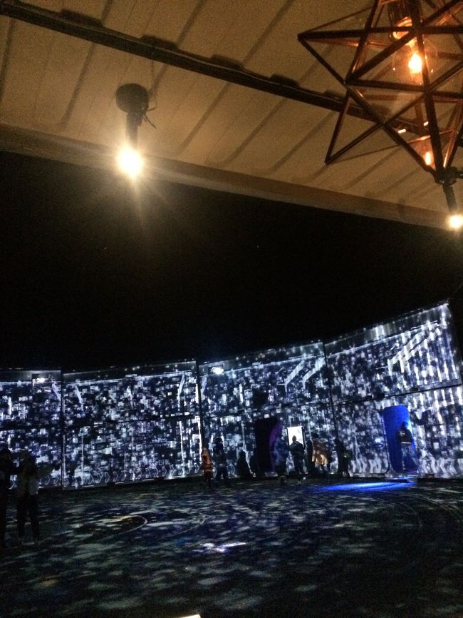 足湯の前の広場はプロジェクションマッピングが観れるようになっています。