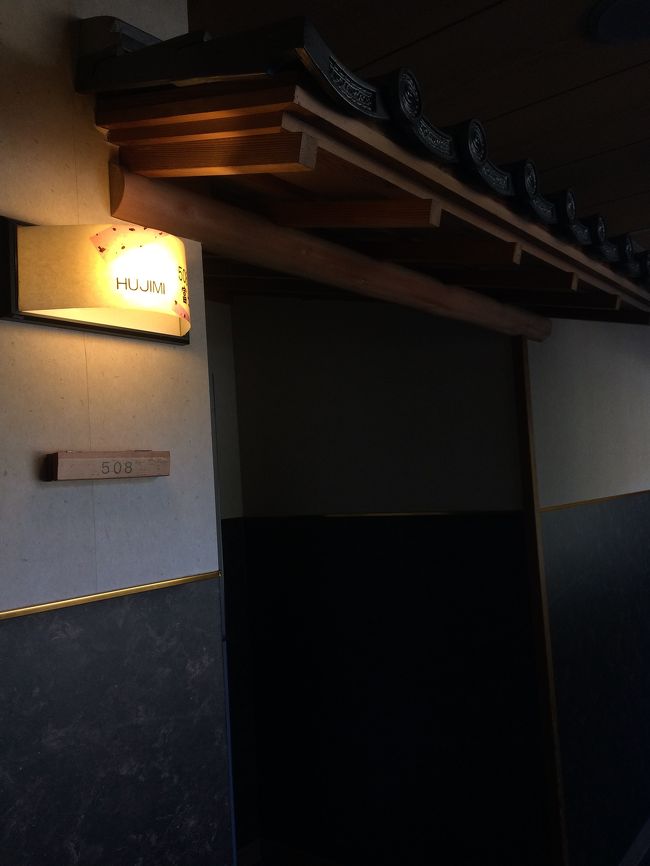 暗くなってしまいましたが、お部屋の入り口はこんな感じ。<br />スタッフの方が荷物を運んでくれ、部屋まで案内してくれました。