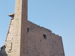 ルクソール神殿のオベリスク。右側のオベリスクは現在フランス・パリのコンコルド広場にあります。