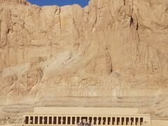 次は、行きたかった「ハトシェプト女王葬祭殿」エジプト初の女王ですが、
岩山をくり抜いてこんな葬祭殿を作らせたのは 驚きです。